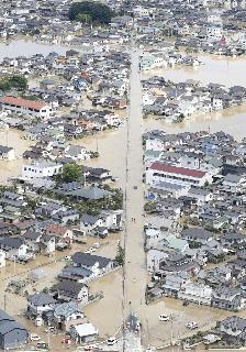 水に浸かった住宅地＝平成３０年７月、岡山県倉敷市真備町（本社ヘリから）