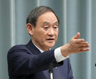 会見に臨む菅義偉官房長官＝２２日午前、首相官邸（春名中撮影）