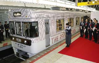 出発する西鉄のレストラン列車「ザレールキッチンチクゴ」＝２３日午前、西鉄福岡駅