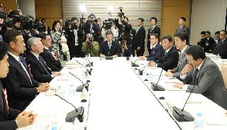 経済財政諮問会議で発言する安倍晋三首相（右手前から２人目）＝２７日午後、首相官邸（春名中撮影）