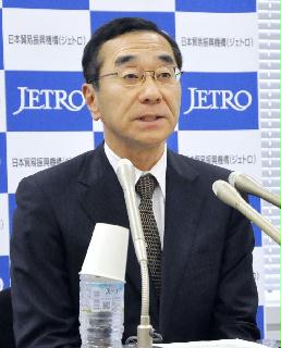 記者会見するジェトロの佐々木伸彦理事長＝２日午後、東京都港区