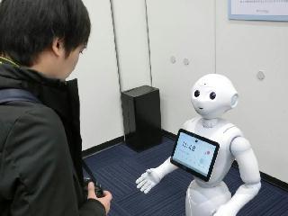 ペッパーの機能拡充で人との自然な会話ができるようになった＝１６日、東京都港区