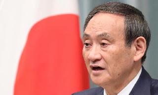 会見に臨む菅義偉官房長官＝１６日午前、首相官邸（春名中撮影）