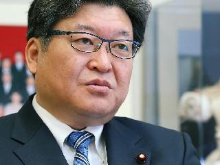 インタビューに答える自民党の萩生田光一幹事長代行＝３月２７日、東京都千代田区（萩原悠久人撮影）