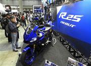 ヤマハ発動機が東京モーターサイクルショーに出品したスポーツバイク「ＹＺＦ－Ｒ２５」＝３月、東京都江東区