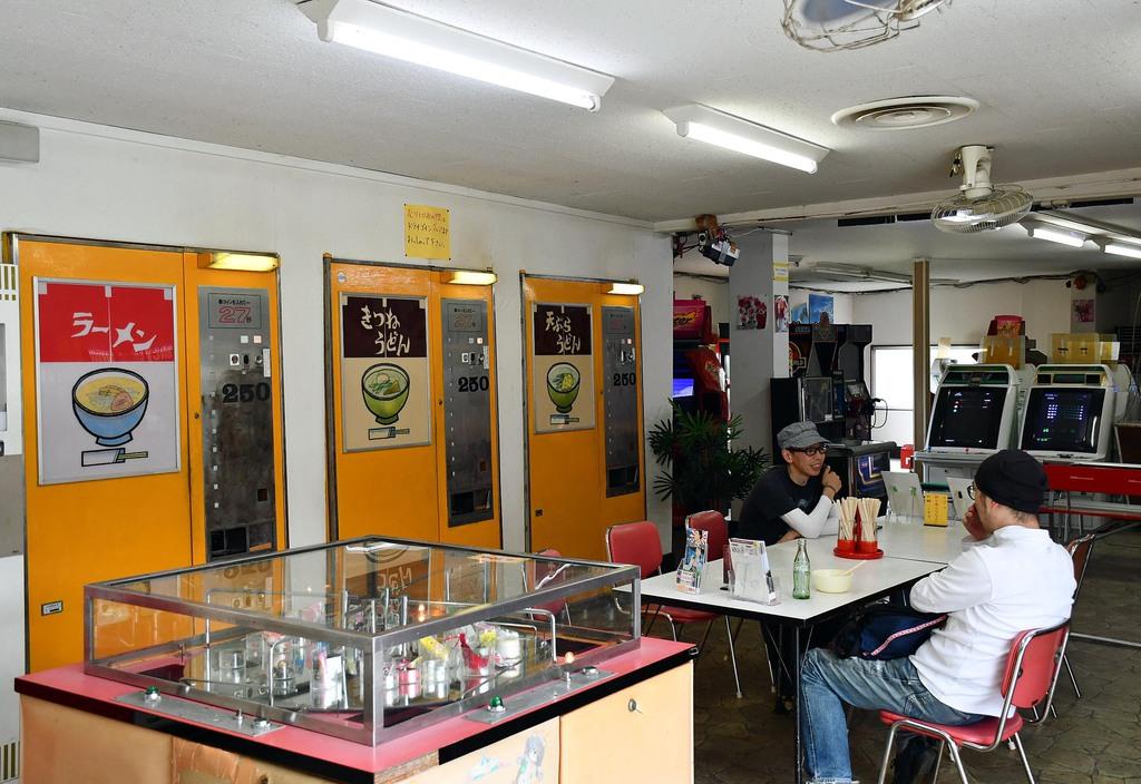 いまや珍しいラーメンやうどんの自販機も並ぶコーナー。ドライバーやライダーがくつろいでいる