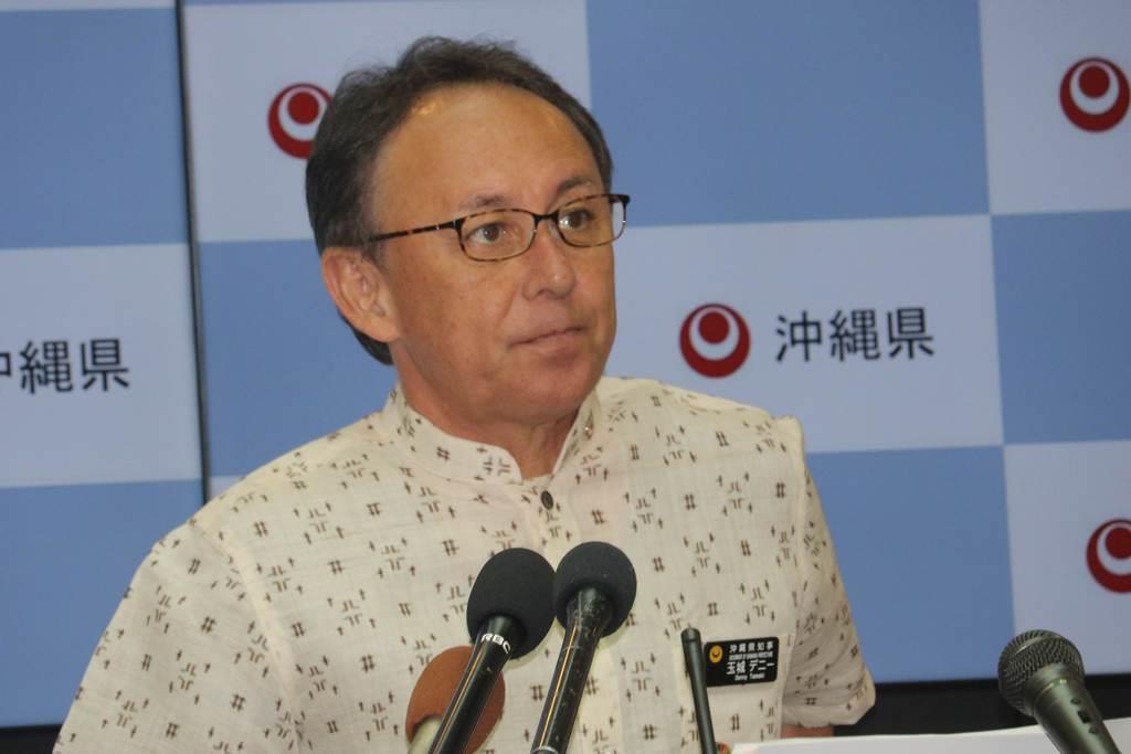 記者会見を行う沖縄県の玉城デニー知事＝６日午後、沖縄県庁