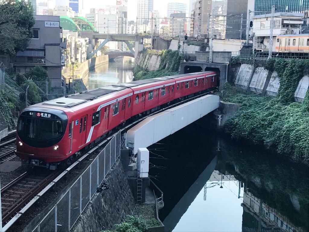 最新の車両制御情報管理（ＴＩＳ）装置が搭載されている東京メトロ丸ノ内線の「２０００系」車両＝東京都千代田区