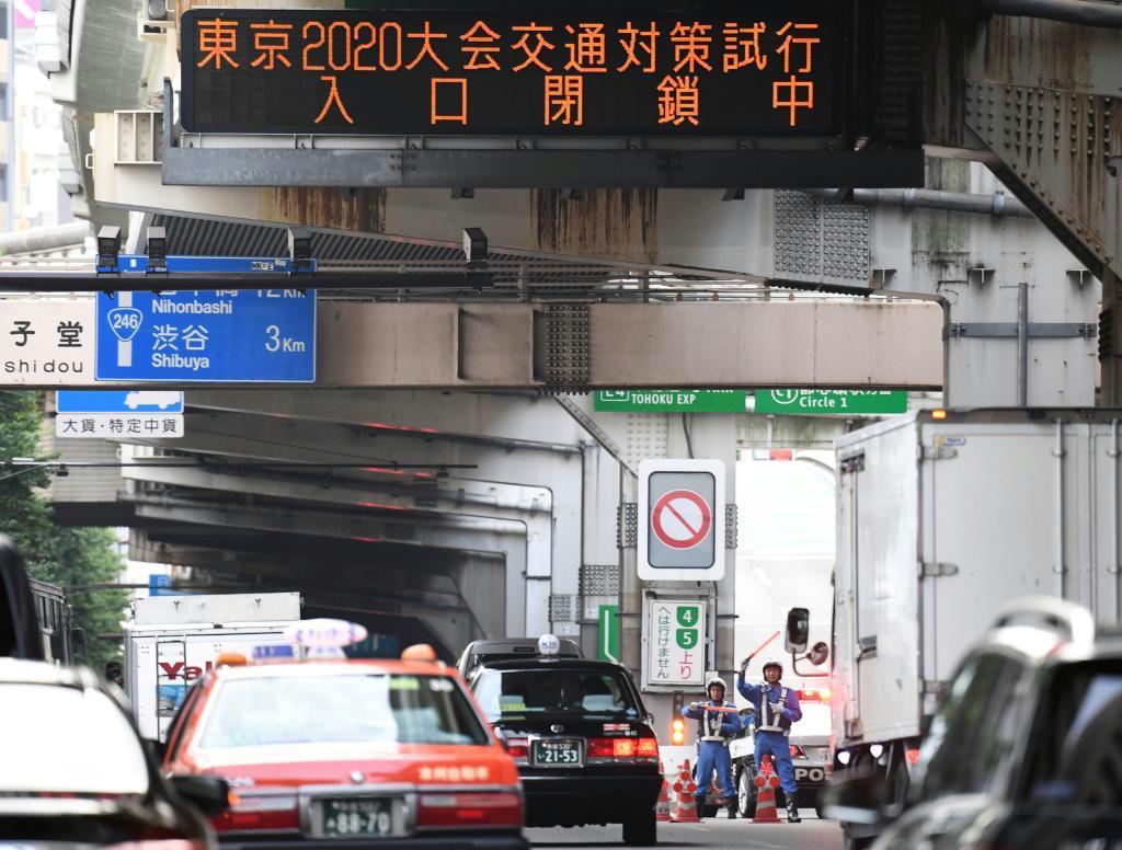 東京五輪・パラリンピックに向けて、昨年７月には首都高速道路入り口３０カ所以上を閉鎖し、通行量を調整するテストが行われた＝東京都世田谷区