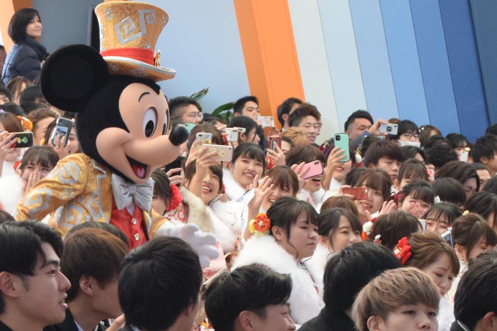 ミッキーマウスも祝福 千葉 浦安市で成人式 Sankeibiz サンケイビズ 自分を磨く経済情報サイト