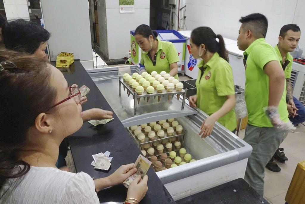 アイスが並ぶ同店内（共同）