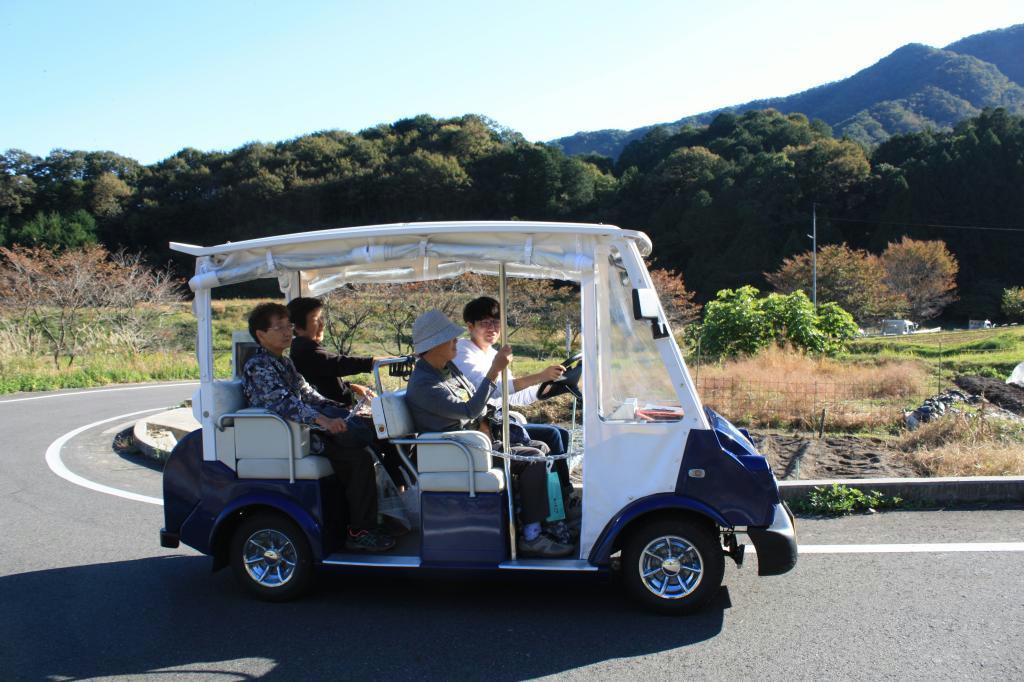 ゴルフカートを改造した電動自動車「グリーンスローモビリティ」