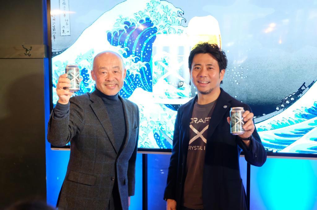 クラフトビール「ＣＲＡＦＴ－Ｘ」を手に撮影に応じる（写真右から）ＭＯＯＮ－Ｘ創業者ＣＥＯの長谷川晋氏と、製造を手掛けた木内酒造の木内洋一社長＝１月