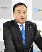 記者会見する梶山経産相＝１０日午前、経産省