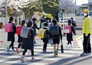 再開された小学校に登校する児童＝６日午前、佐賀市