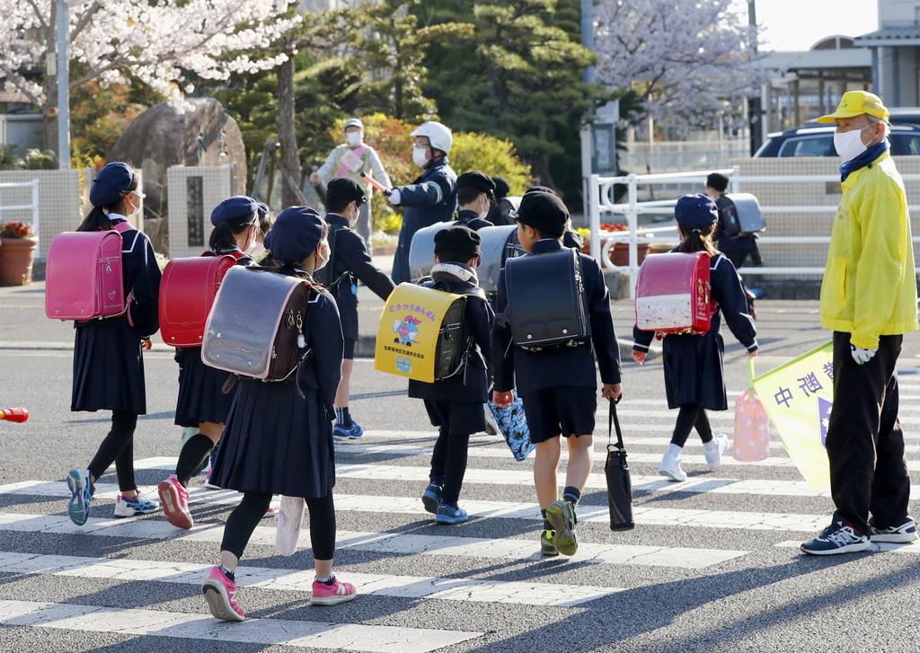 再開された小学校に登校する児童＝６日午前、佐賀市