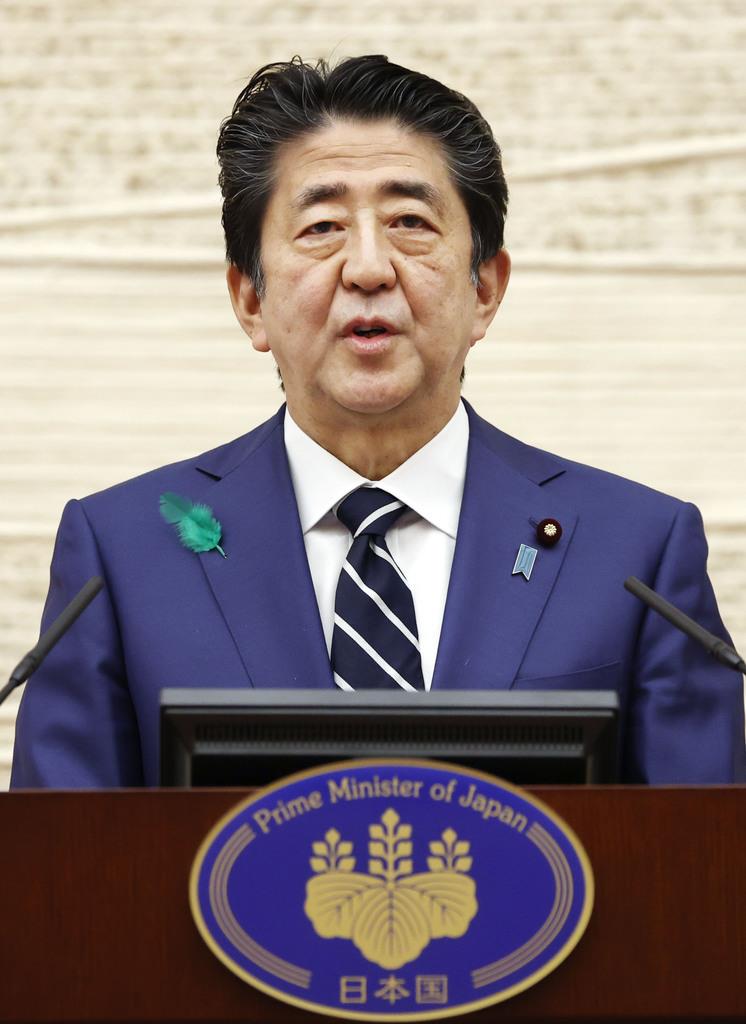 新型コロナウイルスの感染拡大を受けて記者会見する安倍首相＝１７日午後６時２分、首相官邸