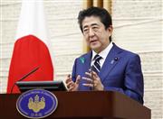 新型コロナウイルスの感染拡大を受けて記者会見する安倍首相＝１７日午後６時３分、首相官邸