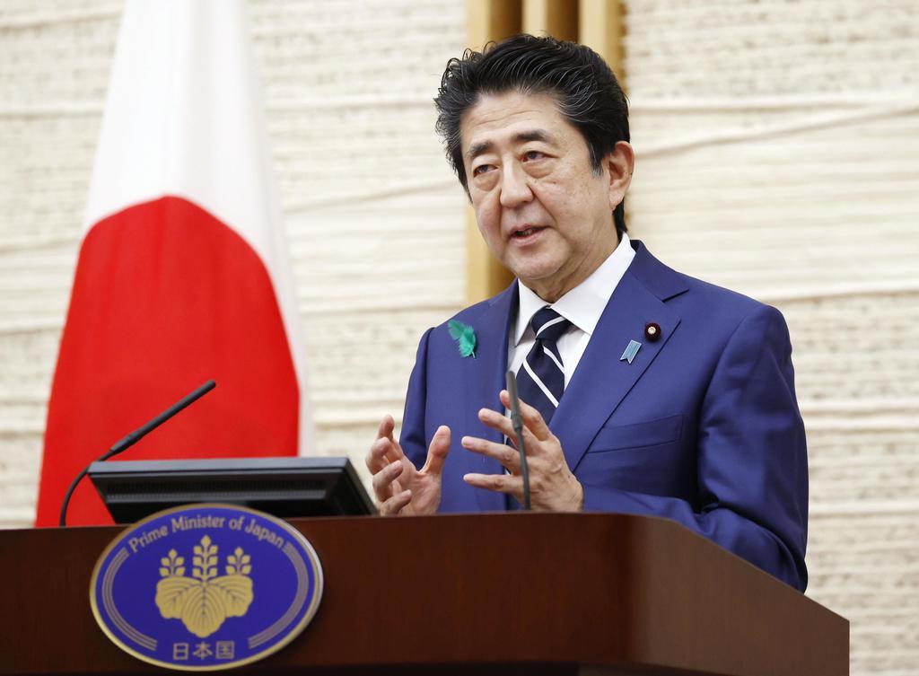 新型コロナウイルスの感染拡大を受けて記者会見する安倍首相＝１７日午後６時３分、首相官邸