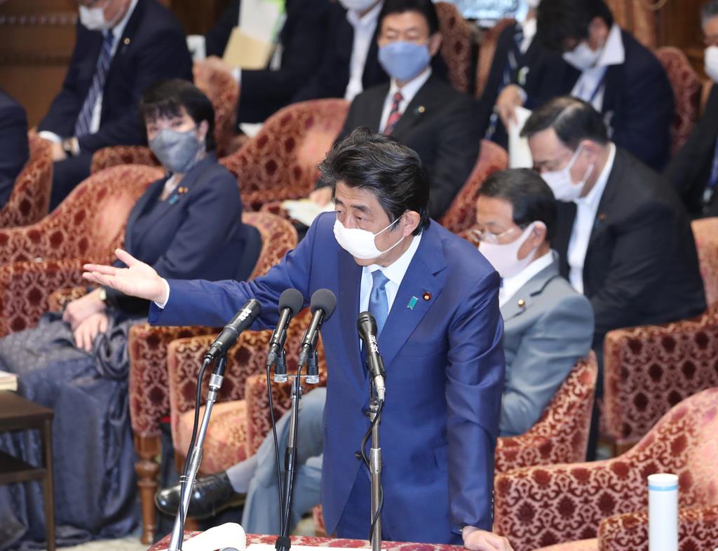 衆院予算委員会で答弁を行う安倍晋三首相＝１１日午前、国会・衆院第１委員室（春名中撮影）