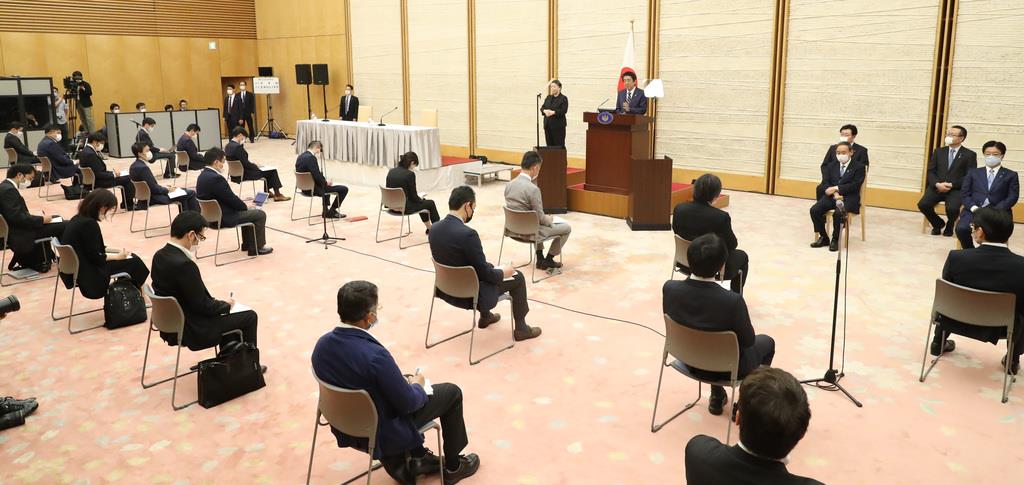 会見で３９県の緊急事態宣言解除を表明する安倍晋三首相＝１４日午後、首相官邸（春名中撮影）