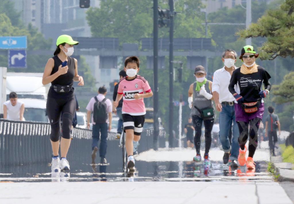 マスク姿のランナーが目立つ皇居周辺＝５月１２日午後、東京都千代田区（萩原悠久人撮影）