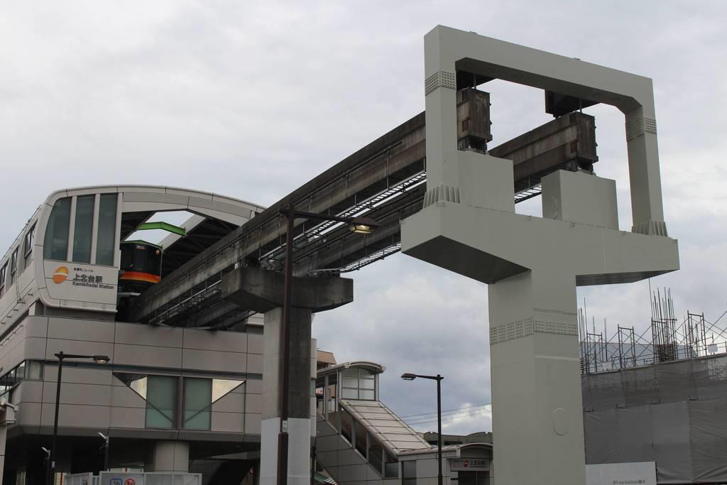 多摩モノレールの北側終点の上北台駅。武蔵村山市へ向かうレールは途中で切れている＝１日午後、東大和市上北台（橘川玲奈撮影）