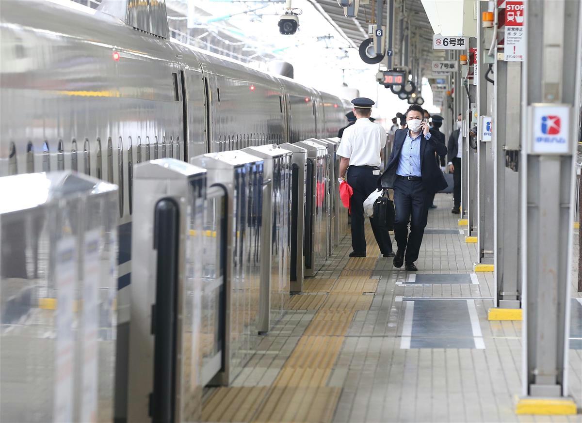 ゴールデンウイークは、マスク姿で乗り込む利用客が目立った＝５月６日、ＪR新大阪駅（渡辺恭晃撮影）