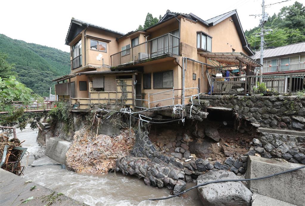 湯平温泉「つるや隠宅」の花合野川に面した家の土台は、豪雨で増水した川の激しい流れにより崩落していた＝７月１１日午後、大分県由布市（寺口純平撮影）