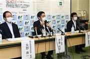 柿渋を使った実験結果を説明する伊藤利洋教授（中央）ら＝１５日、奈良県橿原市