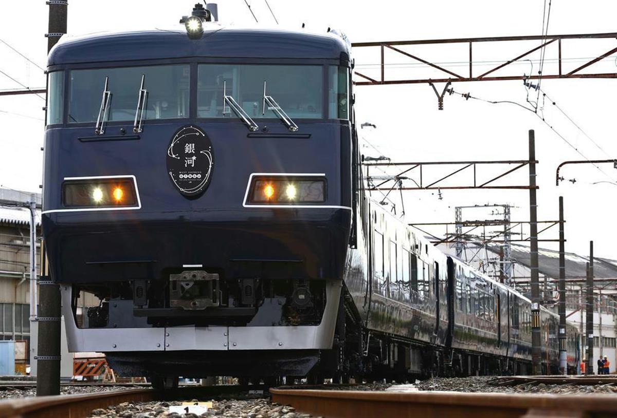 長距離列車「WEST EXPRESS 銀河」の車体は美しい海や空を表現した「瑠璃紺（るりこん）色」だ（産経新聞社）