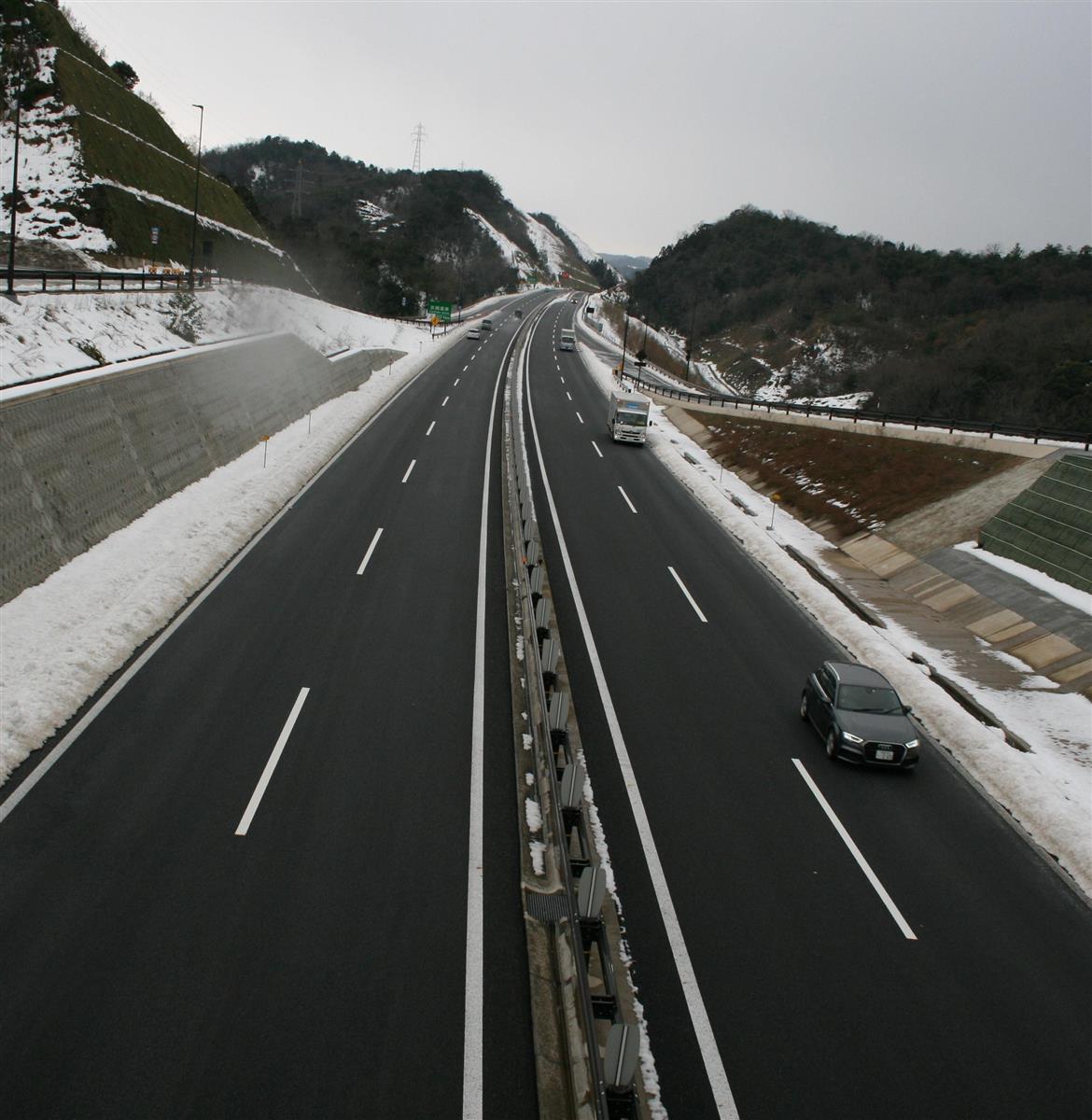 頻発する車の立ち往生 原因は雪でなくガス欠だった 1 2ページ Sankeibiz サンケイビズ 自分を磨く経済情報サイト