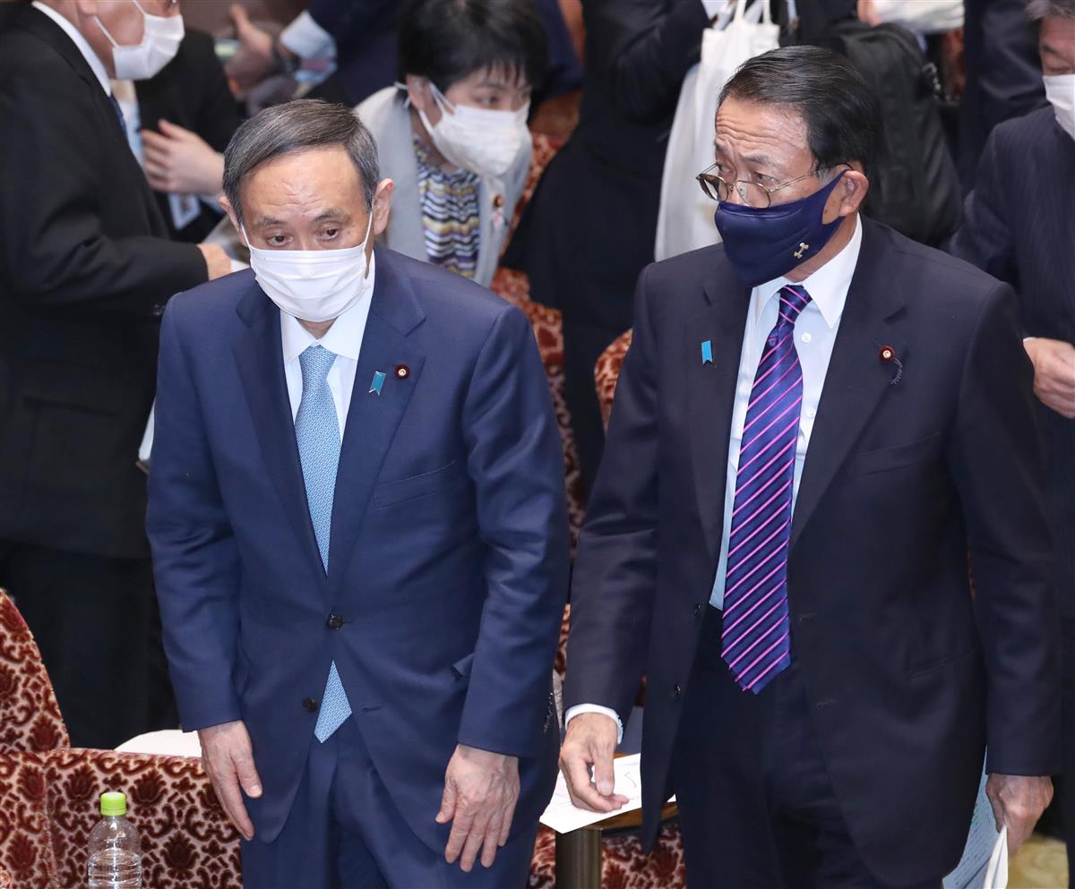 参院予算委員会を終えた菅義偉首相と麻生太郎副総理兼財務相（右）＝２７日午後、国会・参院第１委員会室（春名中撮影）