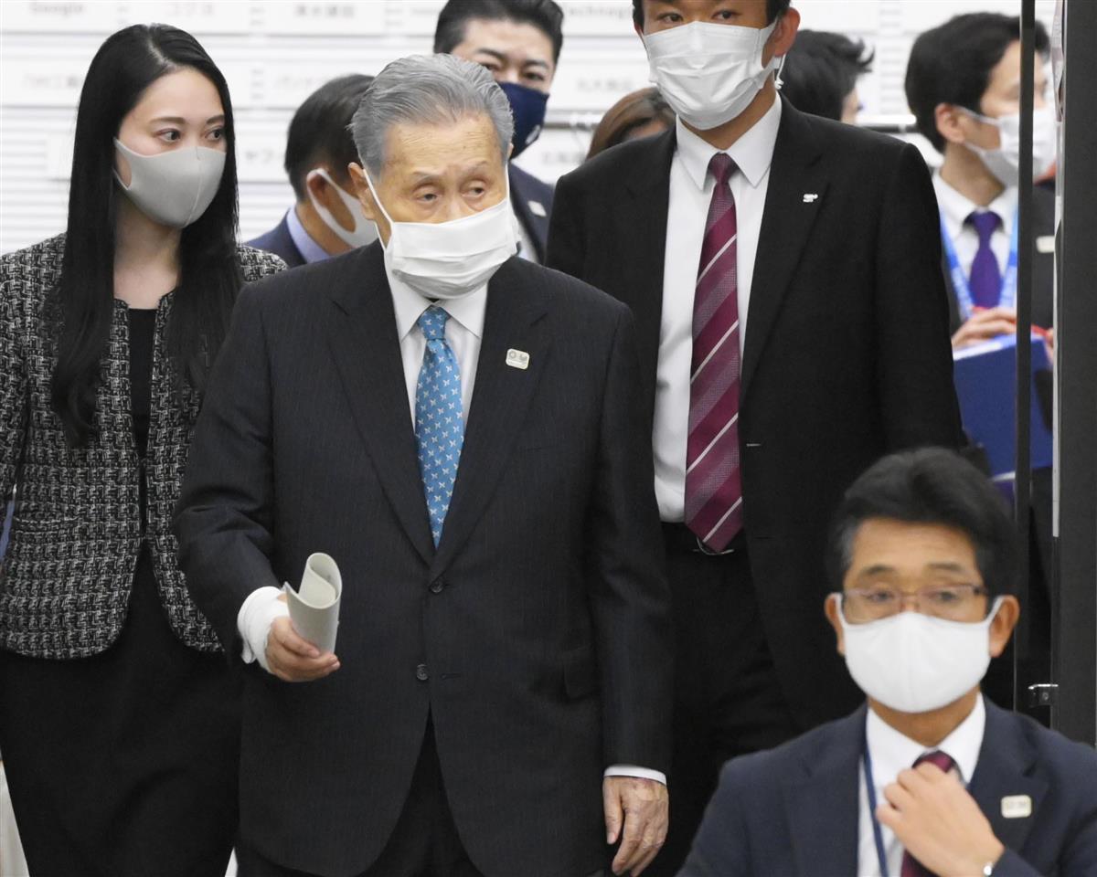 東京五輪・パラリンピック組織委の評議員会と理事会の合同懇談会に厳しい表情で臨む森喜朗会長＝１２日午後２時５７分、東京都中央区（代表撮影）