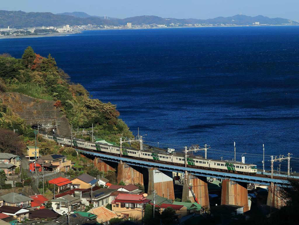 特急「踊り子」として東海道線を走行していた当時の国鉄型車両「185系」。今年3月に定期列車から引退した＝神奈川県小田原市（産経新聞社）