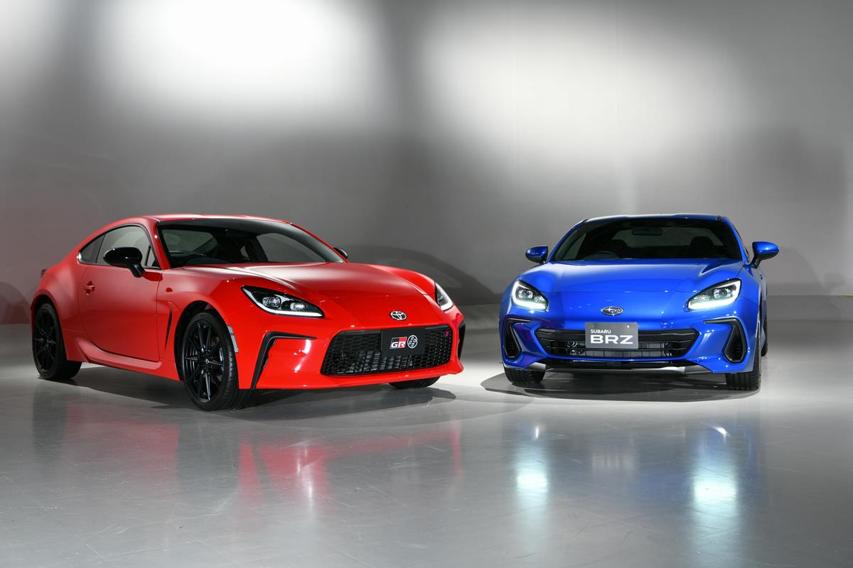 GRブランドとなるトヨタGR86（左）とエンジン排気量が2.4リッターに拡大されたスバルBRZ