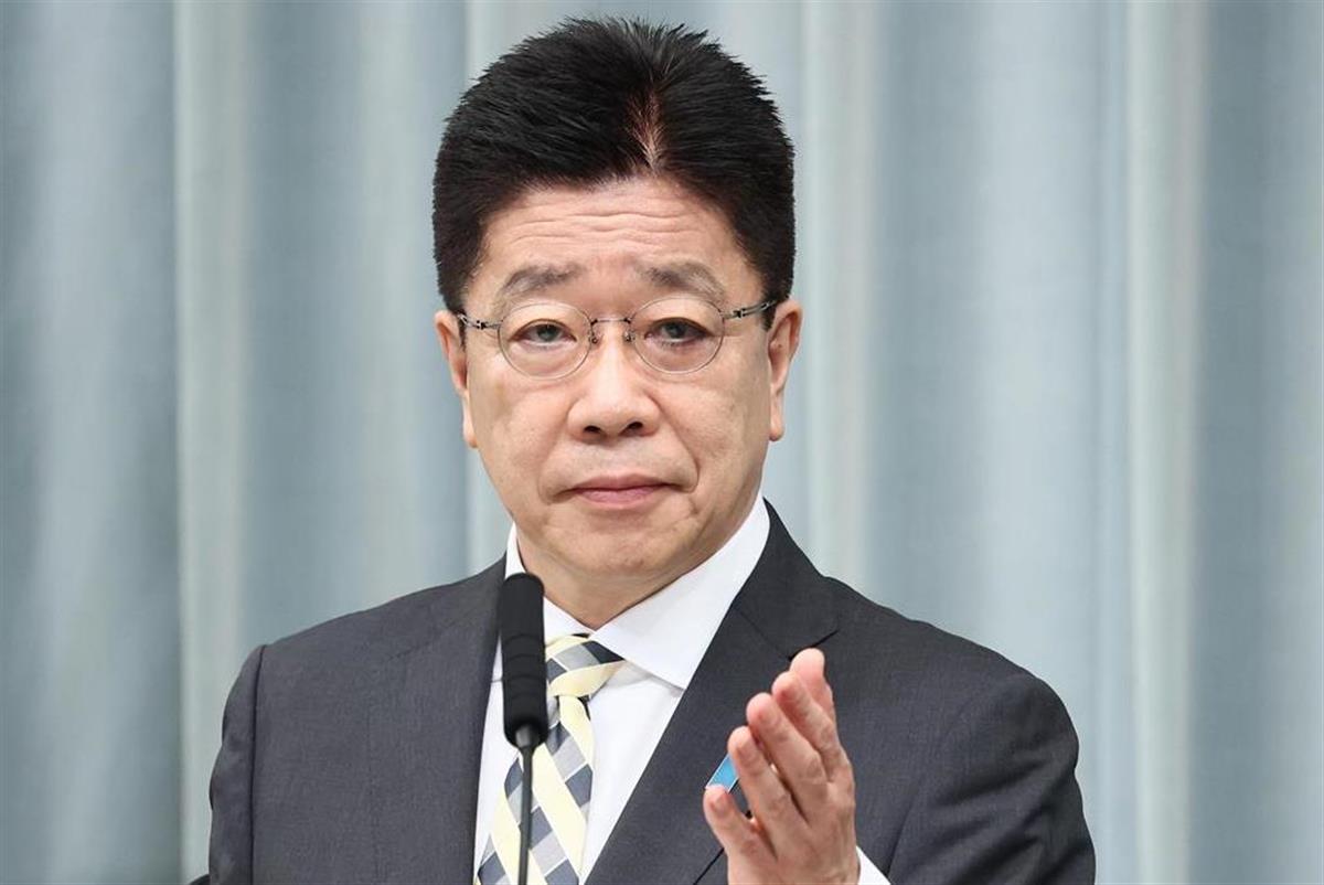 会見に臨む加藤勝信官房長官＝１７日午前、首相官邸（春名中撮影）