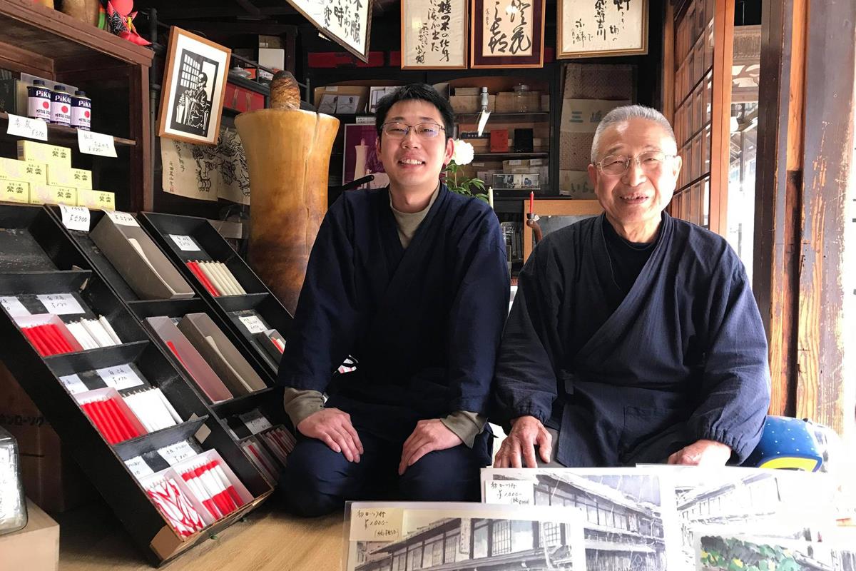 三嶋和ろうそく店の7代目店主、三嶋順二さん（右）と跡継ぎとなる8代目の大介さん＝岐阜県飛騨市