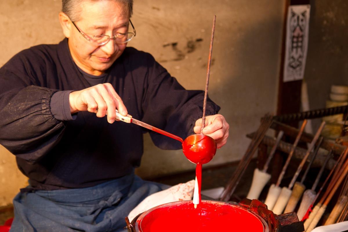 神秘的な炎が“癒やしグッズ”として脚光を浴びるようになった和ろうそくは、三嶋さんが毎朝午前4時から丹精を込めてつくっている