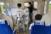 東武東上線の車両内に積み上げられたケース入りの野菜。途中駅や車内ではたびたび注意喚起の放送が流された＝８月２日、埼玉県内（福田涼太郎撮影）