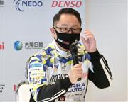 水素エンジン車による24時間耐久レースの出走前、記者会見を行うトヨタ自動車の豊田章男社長＝2021年5月22日、静岡県小山町の富士スピードウェイ - 写真＝時事通信フォト