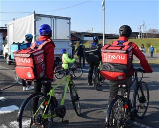 ウーバーも出前館も…自転車配達員集め講習会