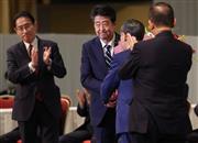 両院議員総会で菅義偉官房長官から花束を受け取る安倍晋三首相（左から2人目）。右端は石破茂元幹事長、左端は岸田文雄政調会長＝2020年9月14日午後、東京都港区（肩書はすべて当時） - 写真＝時事通信フォト