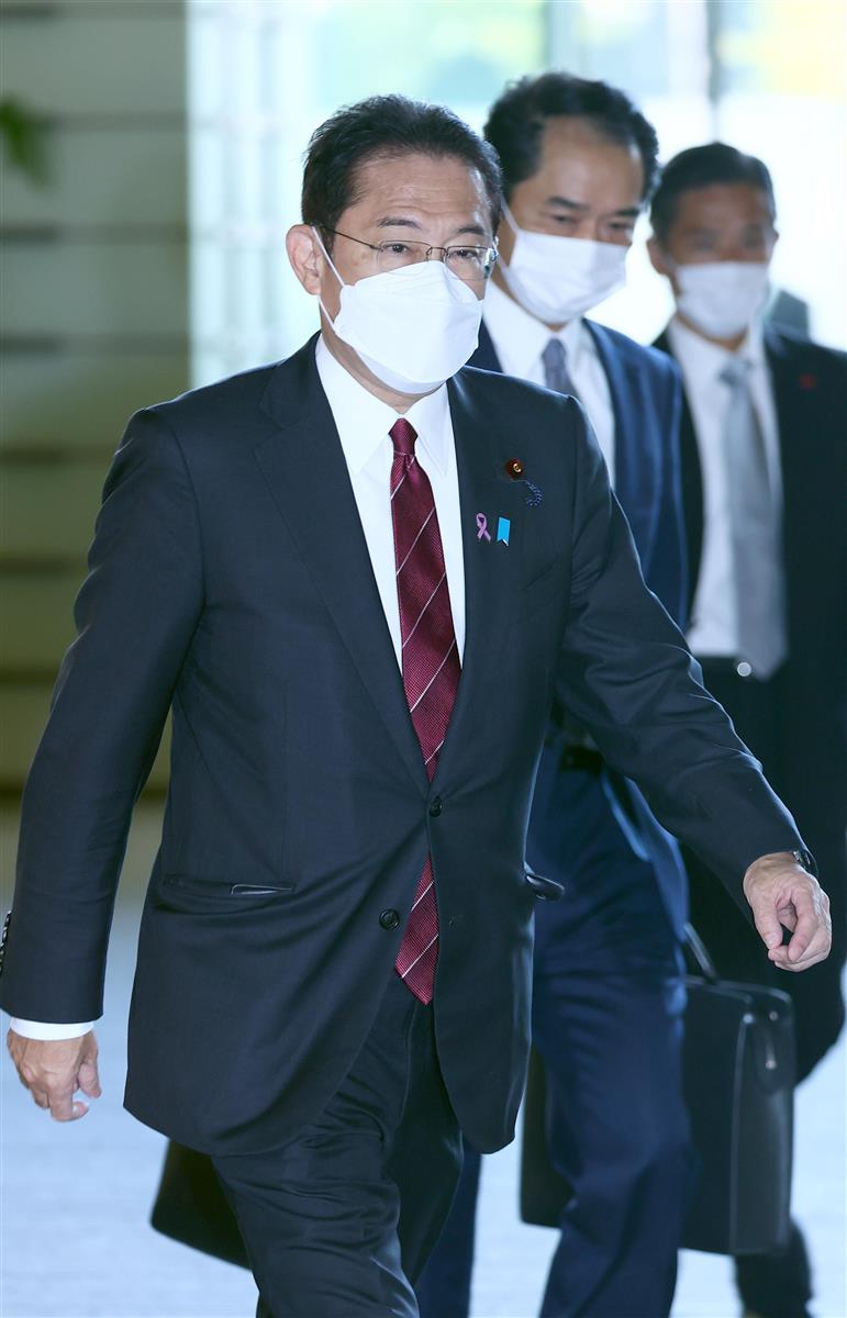 出邸する岸田文雄首相＝18日午前、首相官邸（矢島康弘撮影）