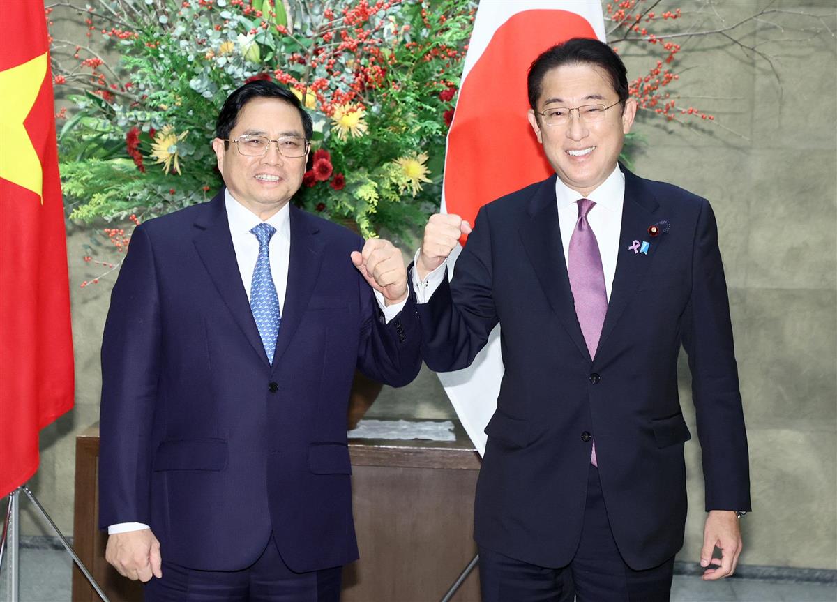 ベトナムのファム・ミン・チン首相（左）を迎える岸田文雄首相＝２４日午後、首相官邸（矢島康弘撮影）