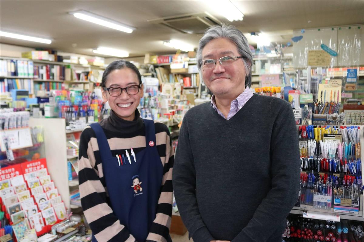 日進堂文具店２代目店主の尾島勉さん（右）と妻の聖子さん＝２６日午後、小金井市